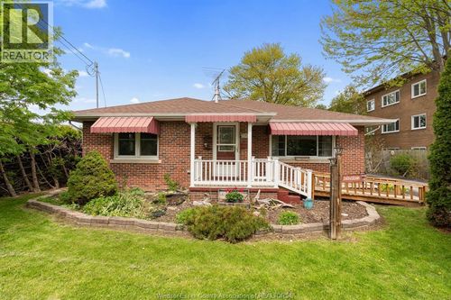 193 Talbot Street N, Essex, ON, N8M2C9 | Card Image