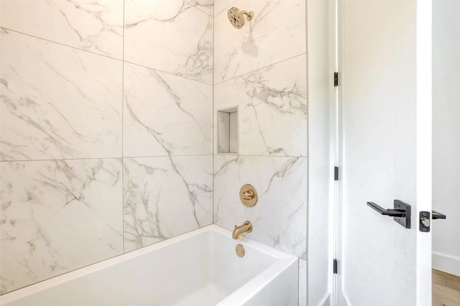 Bathroom with shower / washtub combination | Image 18