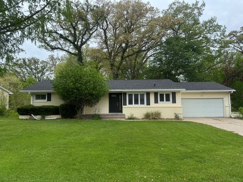 571 26th Avenue Ct, East Moline, IL, 61244-2743 | Card Image