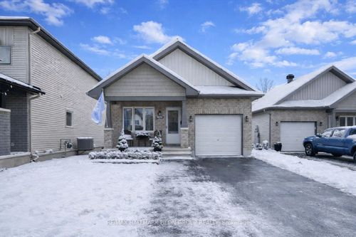 637 Robert St, Rockland, ON, K4K0J8 | Card Image