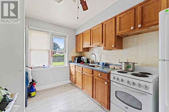 1033 Harrison Ave, House other with 3 bedrooms, 2 bathrooms and null parking in Windsor ON | Image 9