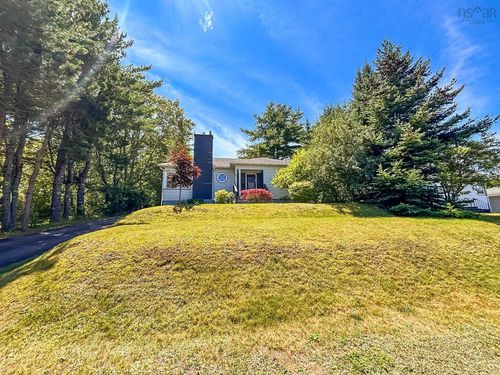 45 Hillcrest Street, House with 3 bedrooms, 2 bathrooms and 1 parking in Bridgewater NS | Card Image