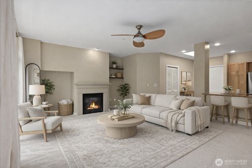 ph05-925 110th Ave Ne, Bellevue, WA, 98004-4731 | Card Image