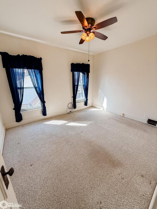 415 S Garfield Ave, Home with 4 bedrooms, 2 bathrooms and 2 parking in Burlington IA | Image 17