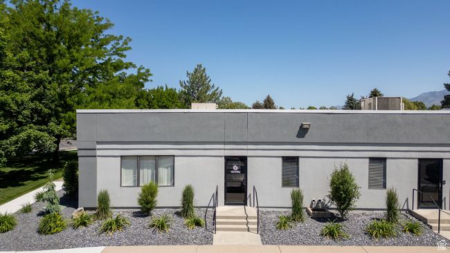 View of front facade with stucco siding | Image 31
