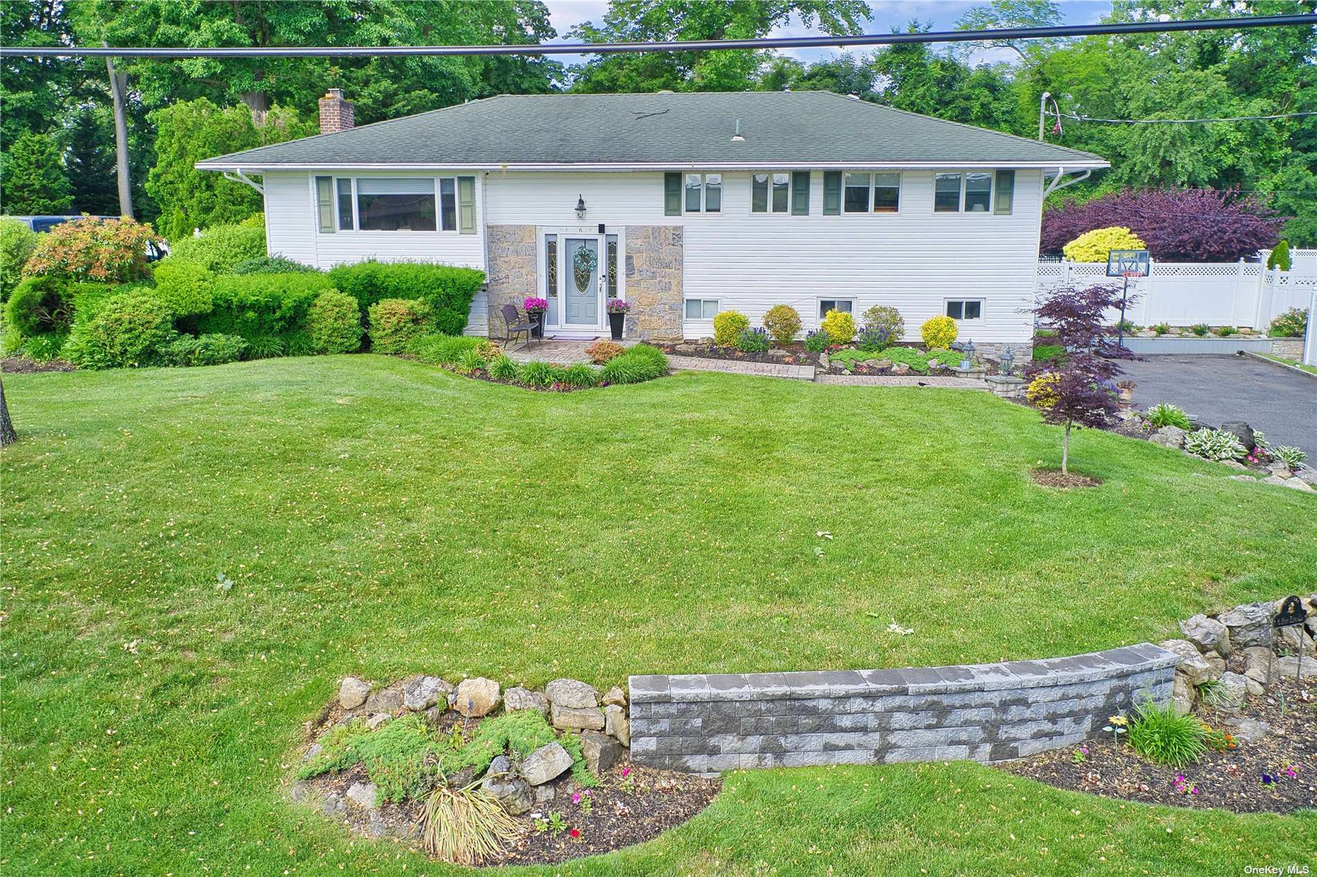 High Elms Ln, Glen Cove, NY 11542