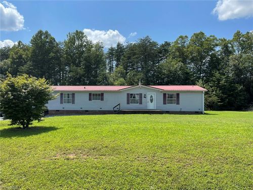 1090 Piney Meadows Dr, Walnut Cove, NC, 27052-5621 | Card Image