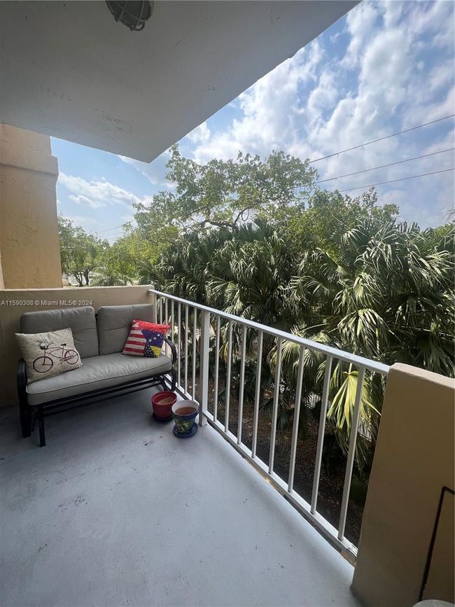 303 - 2350 Ne 135th St, Condo with 2 bedrooms, 2 bathrooms and null parking in North Miami FL | Image 4