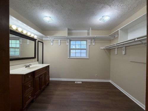 1519 N Geronimo Dr, Independence, MO, 64058-1157 | Card Image
