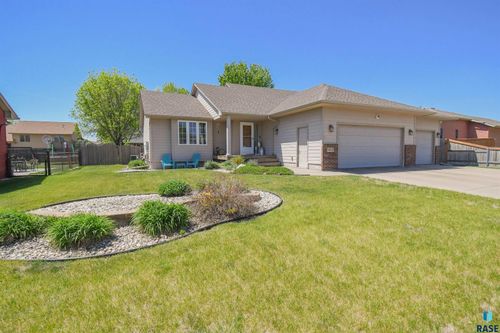 1905 S Wheatland Ave, Sioux Falls, SD, 57106-4745 | Card Image
