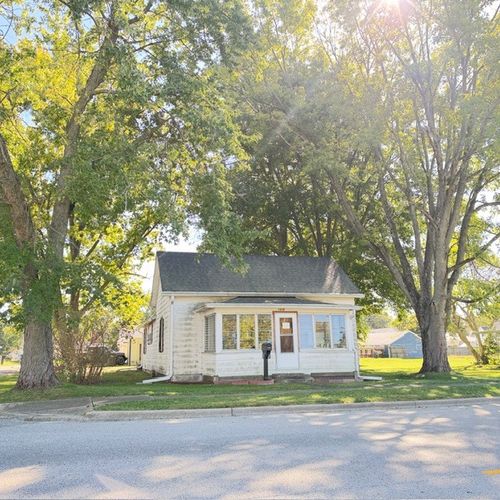 1318 E Washington St, Clinton, IL, 61727-1862 | Card Image