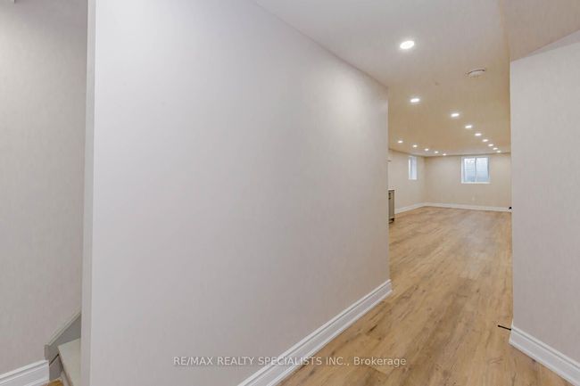 39 Seaborn Rd, House attached with 5 bedrooms, 2 bathrooms and 4 parking in Brampton ON | Image 20