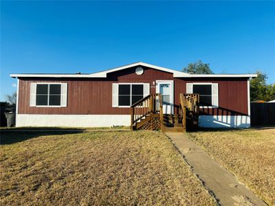 View of front facade featuring a front yard | Image 1