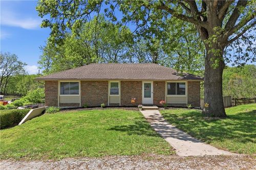 2824 Berry Ln, Independence, MO, 64057-1210 | Card Image