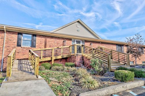 2-111 Saint James Ct, Frankfort, KY, 40601-9885 | Card Image