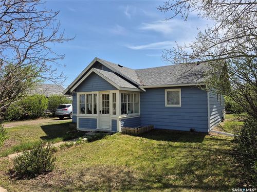 223 1st Ave W, Frontier, SK, S0N0A2 | Card Image