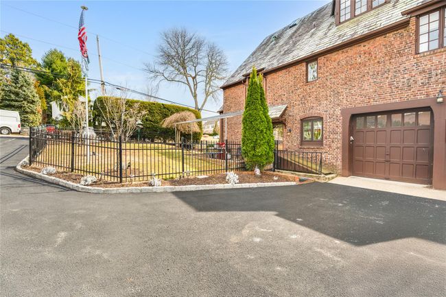 View of the driveway | Image 25