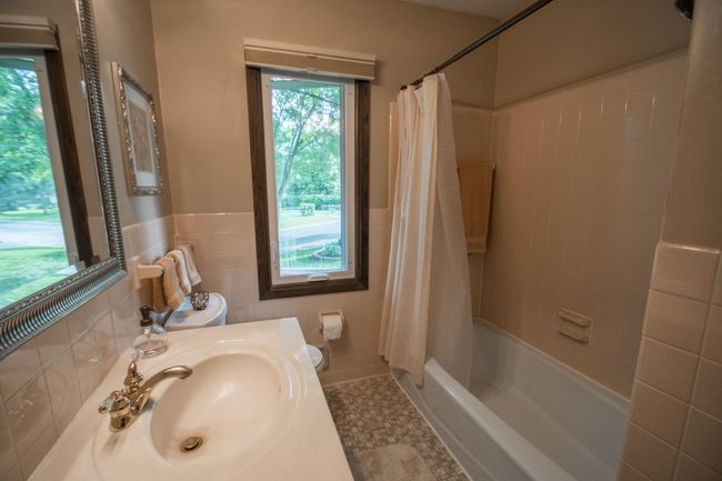 Main floor full tiled bathroom | Image 11