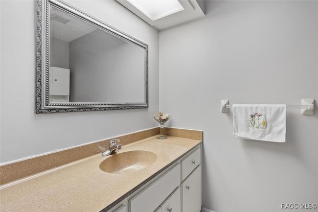 upstairs bathroom | Image 28