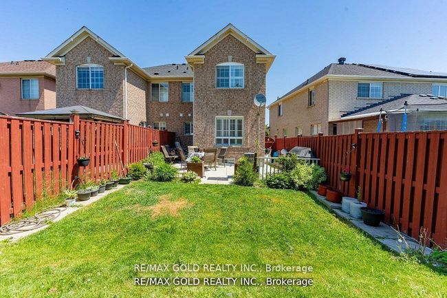 34 Jingle Cres, House attached with 4 bedrooms, 4 bathrooms and 2 parking in Brampton ON | Image 32