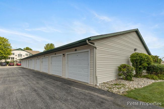 UNIT-32 - 5869 Crosswinds Dr, Condo with 2 bedrooms, 2 bathrooms and null parking in Norton Shores MI | Image 22