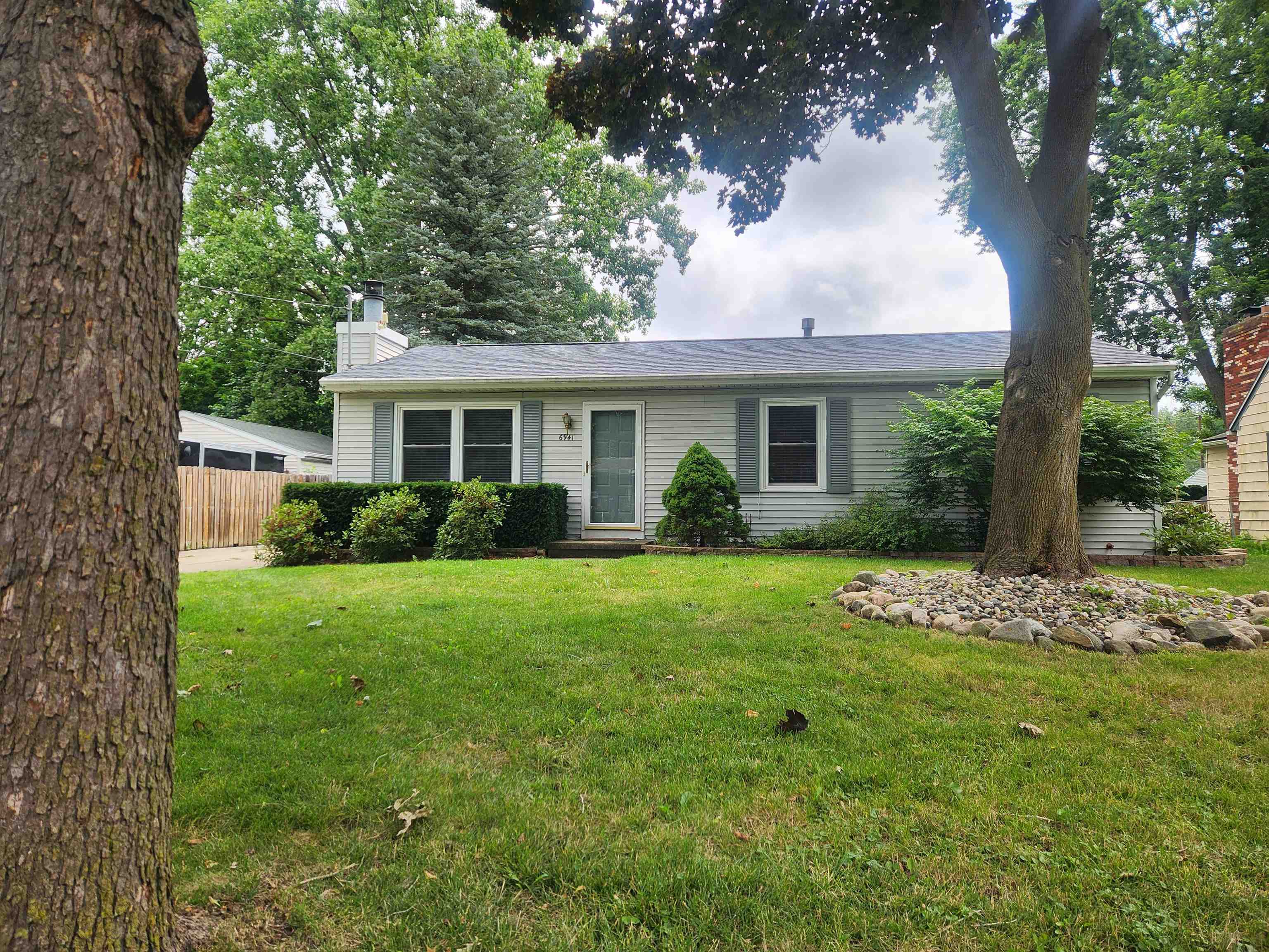 Calson Dr, Lansing, MI 48911