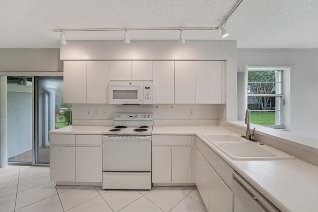 APT-101 - 7372 Lake Meadow Way, Condo with 3 bedrooms, 2 bathrooms and null parking in Boynton Beach FL | Image 14