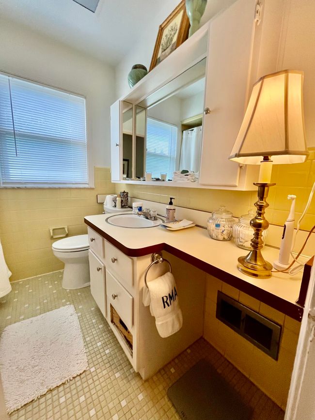 Upper bathroom | Image 32