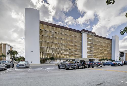 207-3050 Ne 16th Ave, Oakland Park, FL, 33334-5209 | Card Image