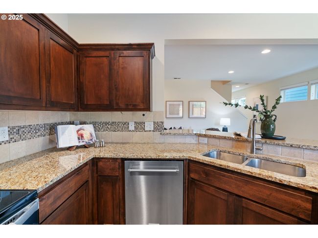 16085 Se Kingbird Dr, House attached with 3 bedrooms, 3 bathrooms and 1 parking in Clackamas OR | Image 9