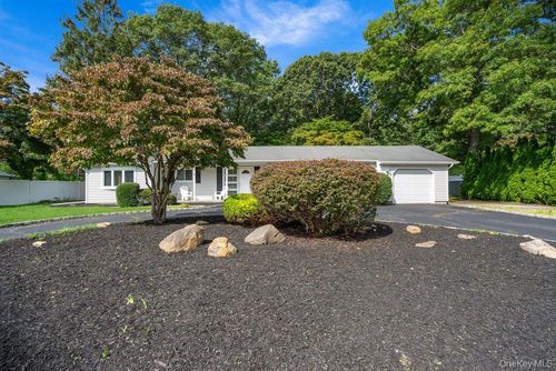 24 Blackfoot Trl, Shoreham, NY, 11786-2221 | Card Image