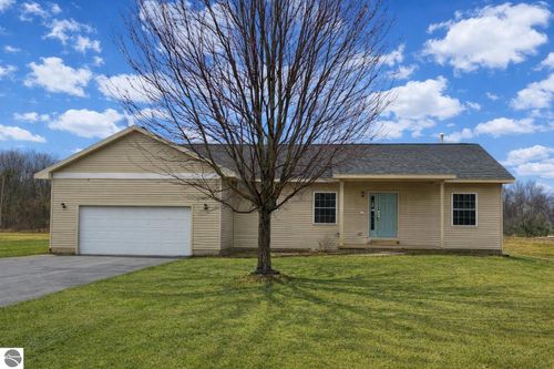 9305 Kingsfield Dr, Kingsley, MI, 49649-9422 | Card Image