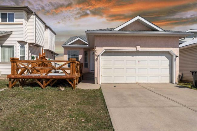 139 Appleglen Park Se, Home with 3 bedrooms, 2 bathrooms and 4 parking in Calgary AB | Image 1