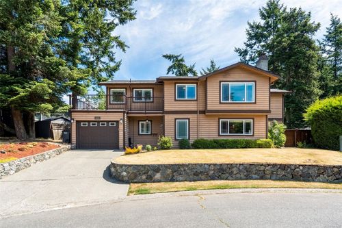 4255 Moorpark Pl, Saanich, BC, V8Z6N9 | Card Image