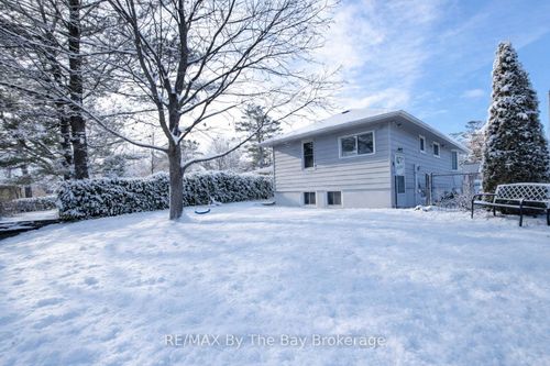 18 16th St S, Wasaga Beach, ON, L9Z2J3 | Card Image