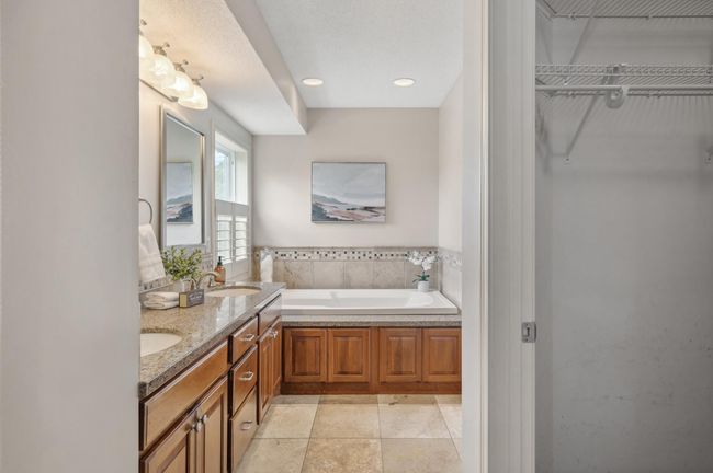 Ensuite with walk in closet | Image 33