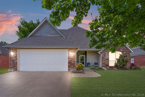 8133 Forrest Glenn Rd, Claremore, OK, 74019-7510 | Card Image