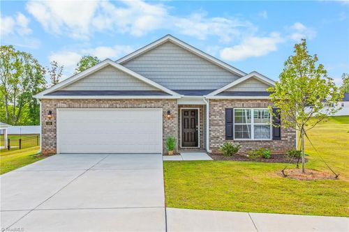 130 Oak Ln, King, NC, 27021 | Card Image