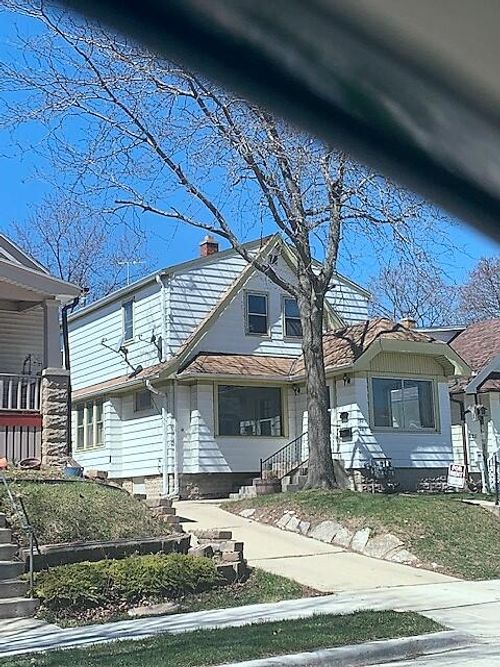 2215 S 90th St, WEST ALLIS, WI, 53227-1625 | Card Image