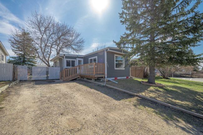 157 Big Springs Drive Se, Home with 3 bedrooms, 1 bathrooms and 2 parking in Airdrie AB | Image 2