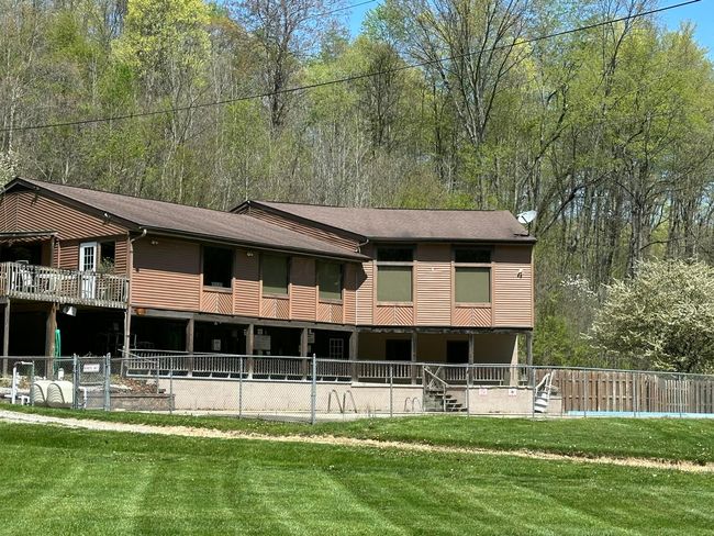 Lodge with pool | Image 12