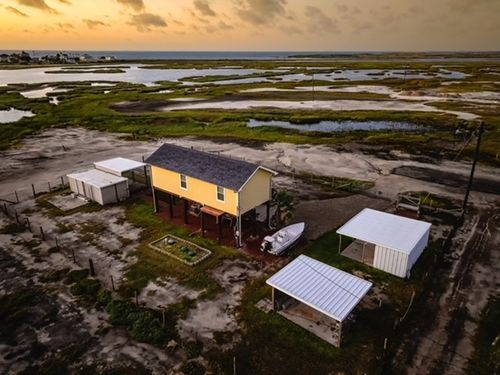 326 E 10th St, Rockport, TX, 78382-7180 | Card Image