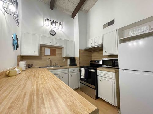 204-2404 Longview St, Austin, TX, 78705-4218 | Card Image