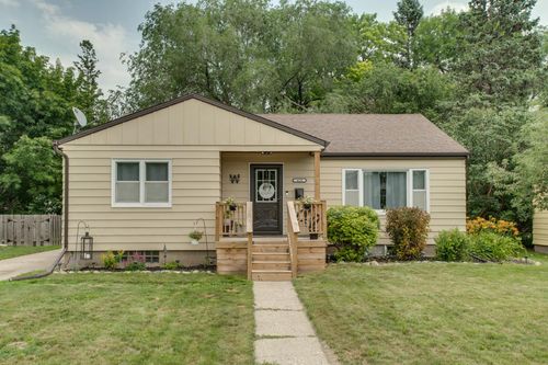 424 15th St S, Moorhead, MN, 56560-3038 | Card Image