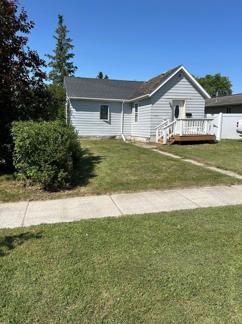 709 Center St E, Roseau, MN, 56751-1226 | Card Image