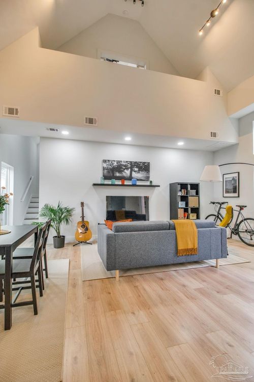 919 W Lloyd St, Pensacola, FL, 32501-2468 | Card Image