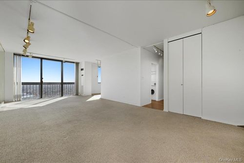 apt-30r-27110 Grand Central Pkwy, Floral Park, NY, 11005-1230 | Card Image