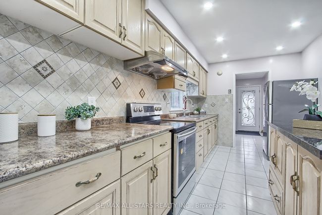48 Archdekin Dr, House attached with 5 bedrooms, 3 bathrooms and 4 parking in Brampton ON | Image 15