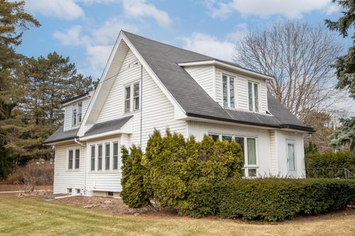 7531 N Lake Dr, Fox Point, WI, 53217-3643 | Card Image