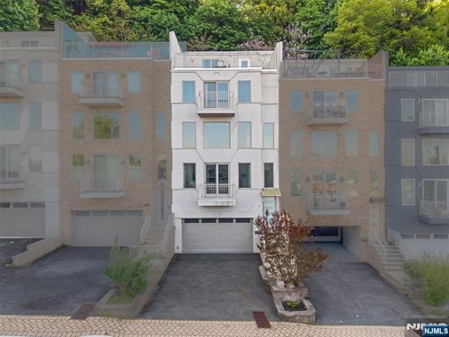 7 Oakdene Ter, Edgewater, NJ, 07020-1102 | Card Image